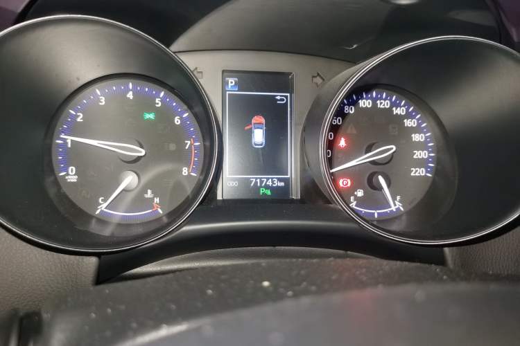 Used Toyota C-HR 2018 2.0L Luxury Sunroof Version China VI Standard Odometer Close Up