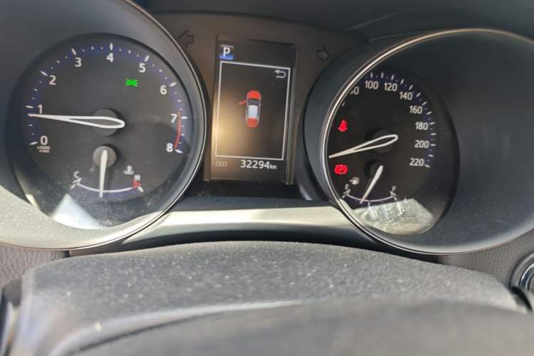 Used Toyota C-HR 2018 2.0L Leading with Sunroof China VI Standard Odometer Close Up