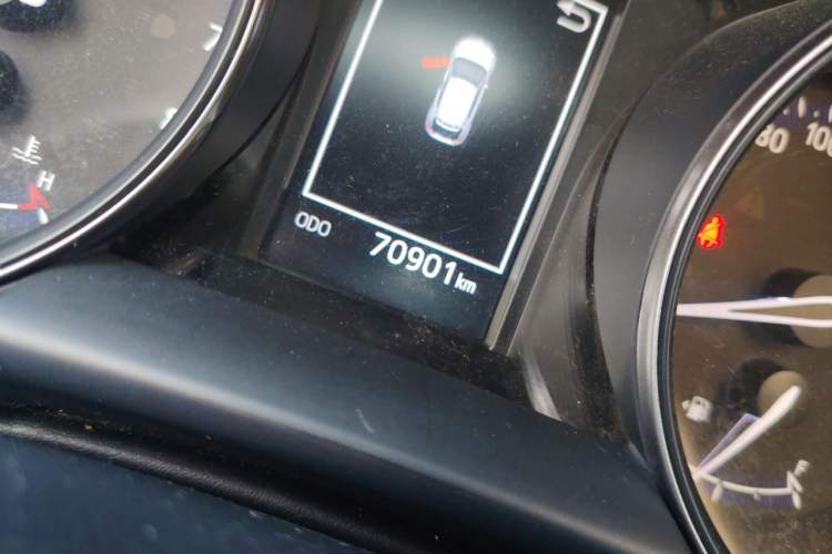 Used Toyota C-HR 2018 2.0L Leading with Sunroof China VI Standard Odometer Close Up