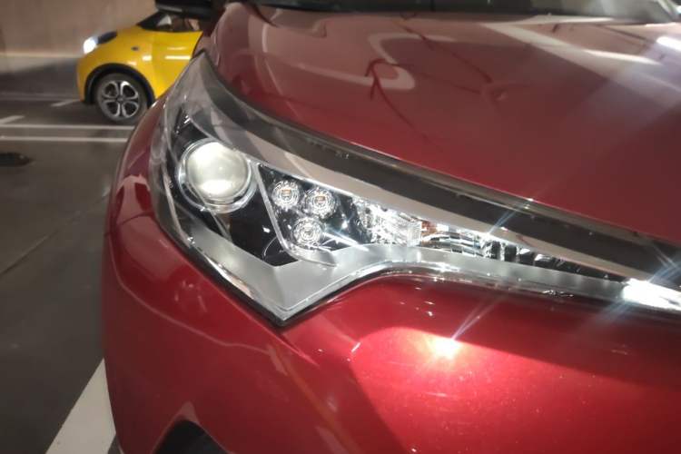 Used Toyota C-HR 2018 2.0L Leading with Sunroof China VI Standard Right Front Headlight