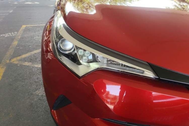 Used Toyota C-HR 2018 2.0L Leading with Sunroof China VI Standard Right Front Headlight