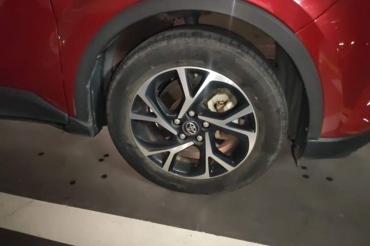Used Toyota C-HR 2018 2.0L Leading with Sunroof China VI Standard Right Front Wheel Hub