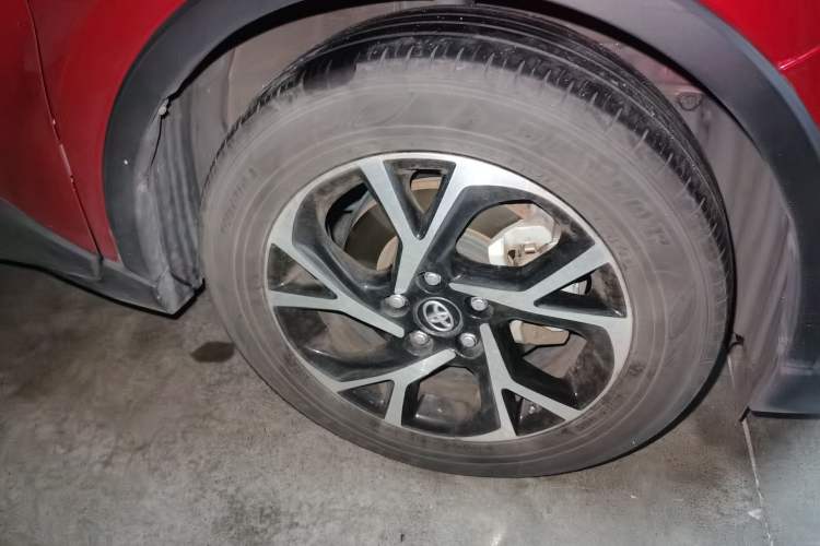 Used Toyota C-HR 2018 2.0L Luxury Sunroof Version China VI Standard Right Front Wheel Hub
