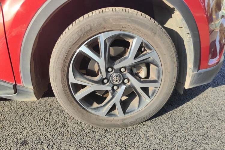 Used Toyota C-HR 2018 2.0L Luxury Sunroof Version China V Emission Standard Right Front Wheel Hub