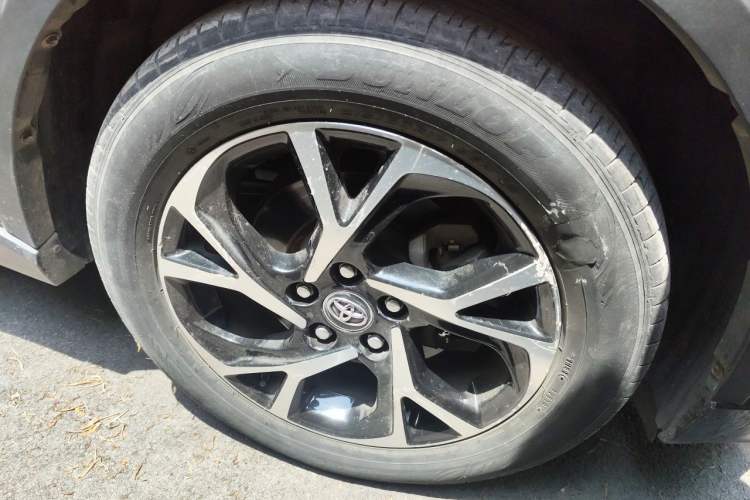 Used Toyota C-HR 2018 2.0L Flagship Sunroof Version China VI Standard Right Front Wheel Hub