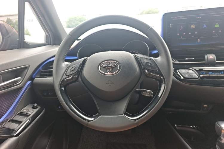 Used Toyota C-HR 2018 2.0L Luxury Sunroof Version China VI Standard Steering Wheel
