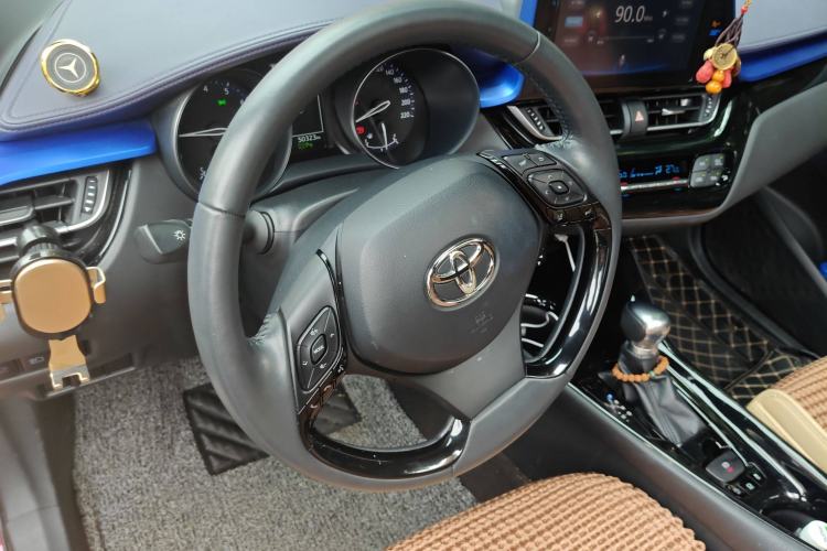 Used Toyota C-HR 2018 2.0L Luxury Sunroof Version China VI Standard Steering Wheel
