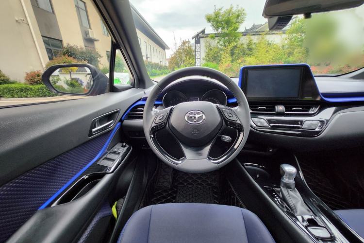 Used Toyota C-HR 2018 2.0L Luxury Sunroof Version China VI Standard Steering Wheel