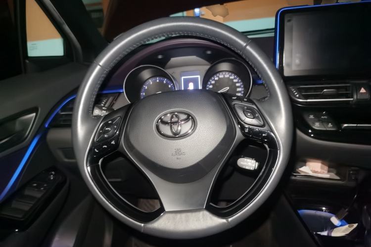 Used Toyota C-HR 2018 2.0L Luxury Sunroof Version China VI Standard Steering Wheel