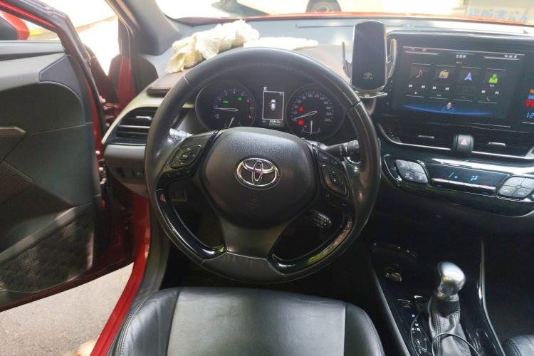 Used Toyota C-HR 2018 2.0L Flagship Sunroof Version China VI Standard Steering Wheel