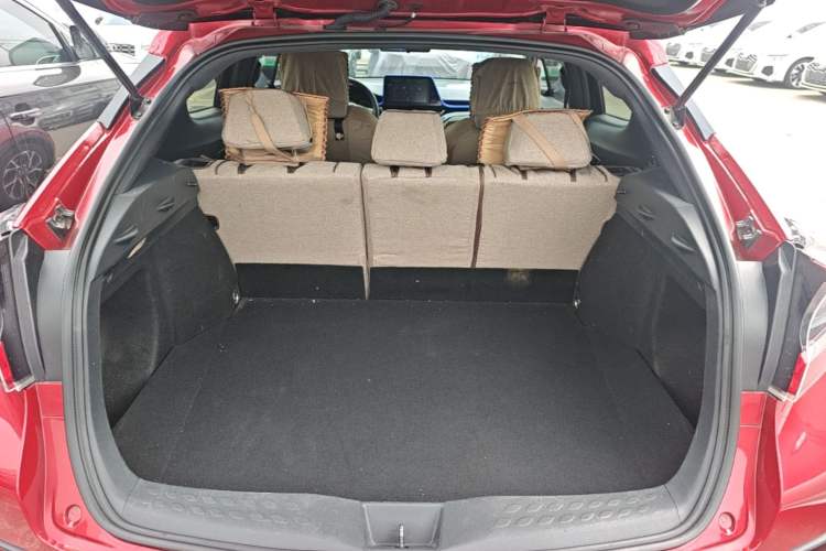 Used Toyota C-HR 2018 2.0L Luxury Sunroof Version China VI Standard Trunk