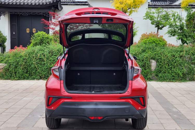 Used Toyota C-HR 2018 2.0L Luxury Sunroof Version China VI Standard Trunk