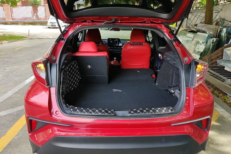 Used Toyota C-HR 2018 2.0L Luxury Sunroof Version China VI Standard Trunk