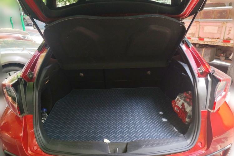 Used Toyota C-HR 2018 2.0L Flagship Sunroof Version China VI Standard Trunk