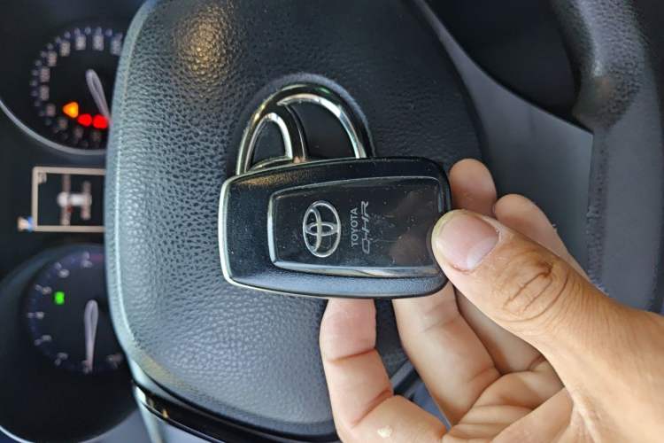 Used Toyota C-HR 2018 2.0L Leading with Sunroof China VI Standard Vehicle Key
