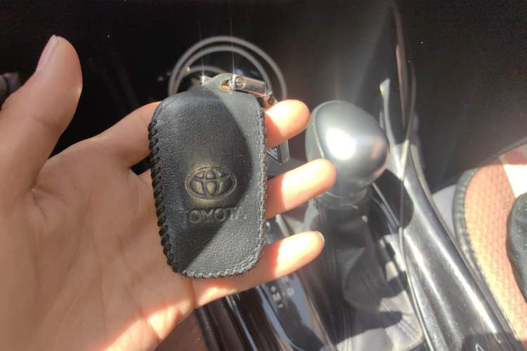 Used Toyota C-HR 2018 2.0L Leading with Sunroof China VI Standard Vehicle Key