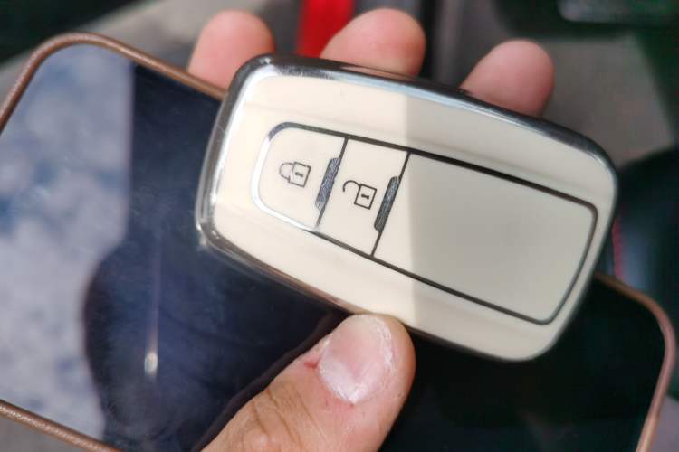 Used Toyota C-HR 2018 2.0L Leading with Sunroof China VI Standard Vehicle Key