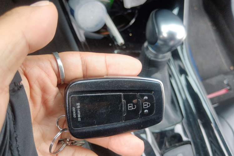 Used Toyota C-HR 2018 2.0L Luxury Sunroof Version China VI Standard Vehicle Key