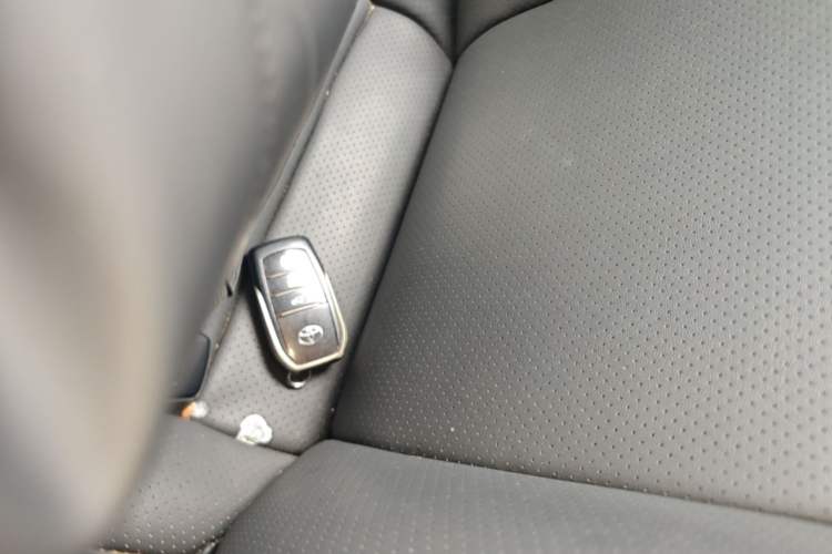 Used Toyota C-HR 2018 2.0L Leading with Sunroof China VI Standard Vehicle Key