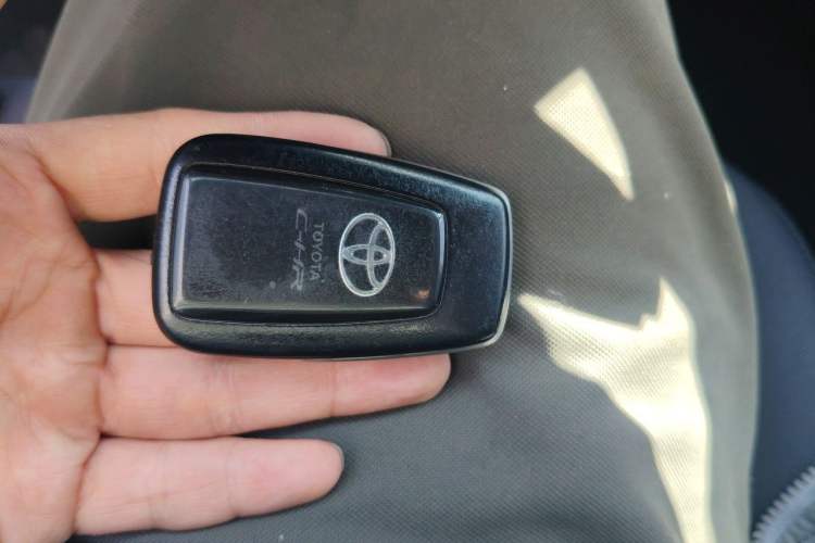 Used Toyota C-HR 2018 2.0L Leading with Sunroof China VI Standard Vehicle Key