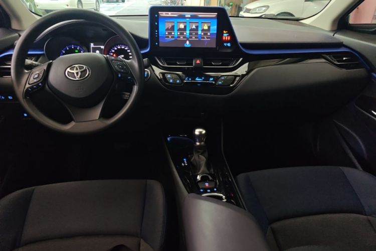 Used Toyota C-HR 2018 2.0L Leading with Sunroof China VI Standard Center Console