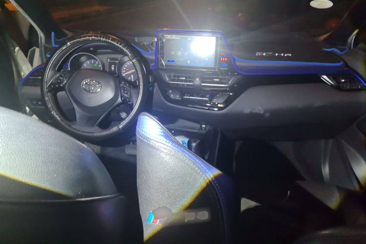 Used Toyota C-HR 2018 2.0L Leading with Sunroof China VI Standard Center Console