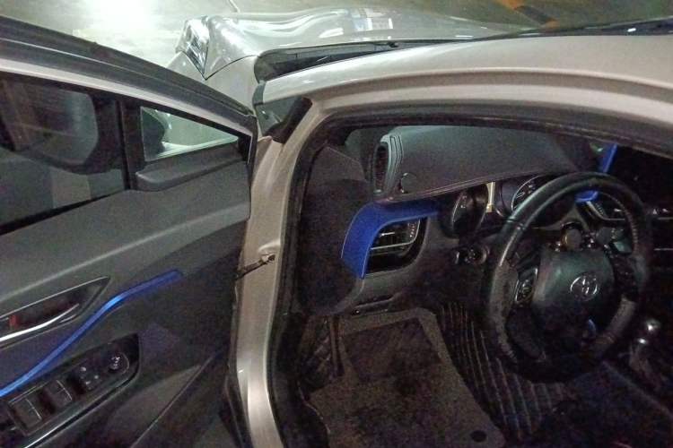 Used Toyota C-HR 2018 2.0L Leading with Sunroof China VI Standard Driver Seat