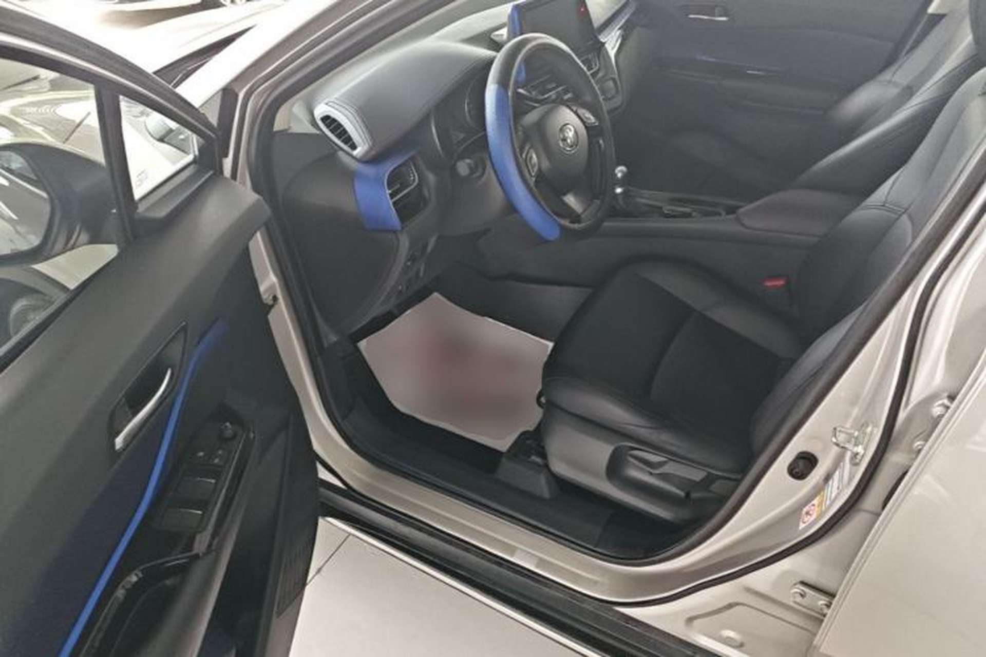 Used Toyota C-HR 2018 2.0L Flagship Sunroof Version China VI Standard Driver Seat