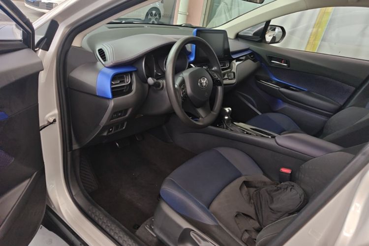 Used Toyota C-HR 2018 2.0L Leading with Sunroof China VI Standard Driver Seat
