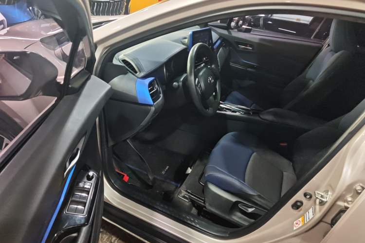 Used Toyota C-HR 2018 2.0L Leading with Sunroof China VI Standard Driver Seat