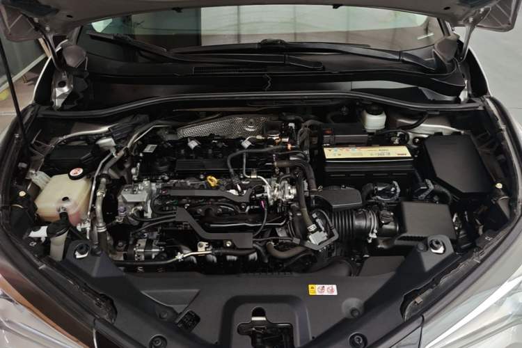 Used Toyota C-HR 2018 2.0L Leading with Sunroof China VI Standard Engine Bay