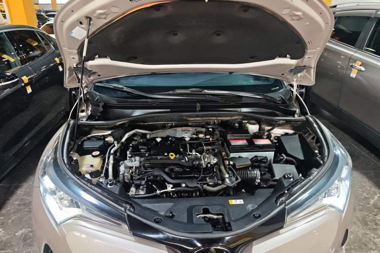 Used Toyota C-HR 2018 2.0L Leading with Sunroof China VI Standard Engine Bay