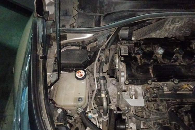 Used Toyota C-HR 2018 2.0L Leading with Sunroof China VI Standard Engine Bay Right