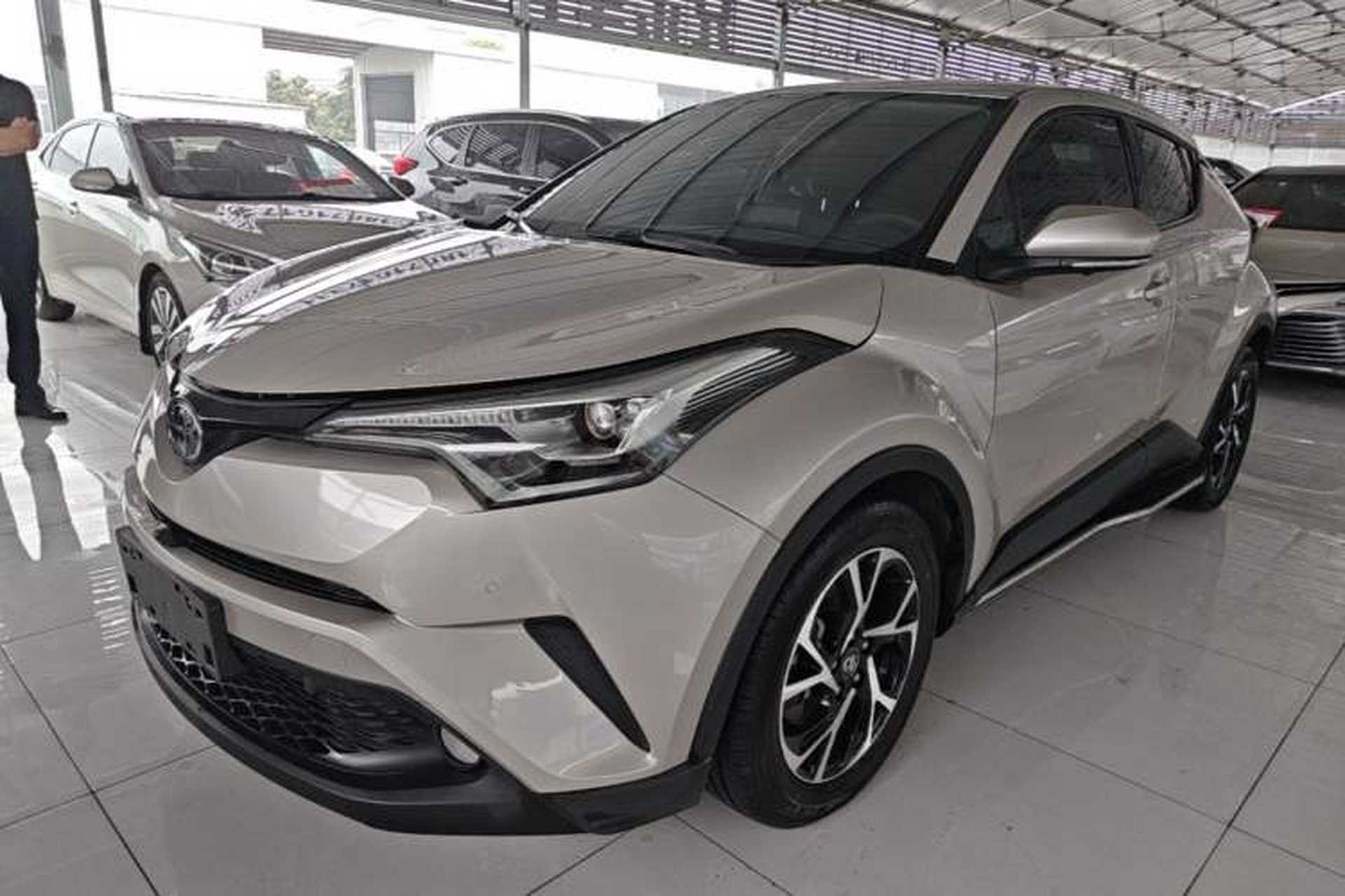 Used Toyota C-HR 2018 2.0L Flagship Sunroof Version China VI Standard Front Left 45 Deg