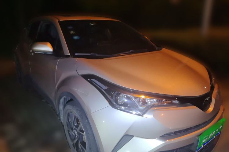 Used Toyota C-HR 2018 2.0L Leading with Sunroof China VI Standard Front Right 45 Deg
