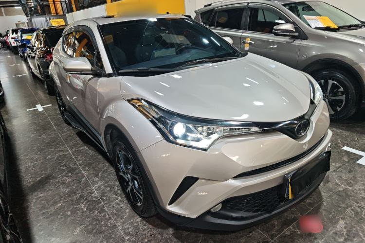 Used Toyota C-HR 2018 2.0L Leading with Sunroof China VI Standard Front Right 45 Deg