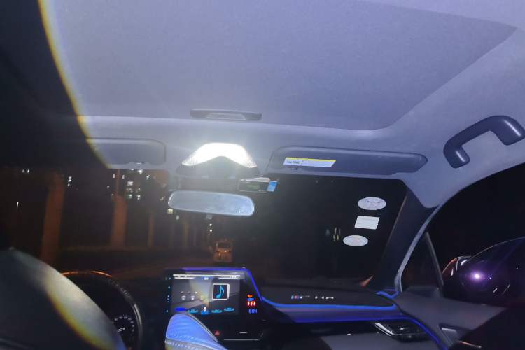 Used Toyota C-HR 2018 2.0L Leading with Sunroof China VI Standard Headliner