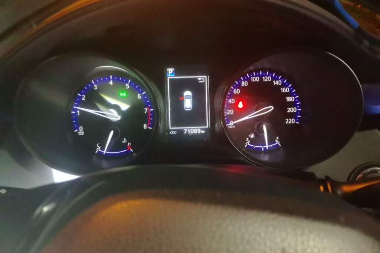 Used Toyota C-HR 2018 2.0L Leading with Sunroof China VI Standard Odometer Close Up