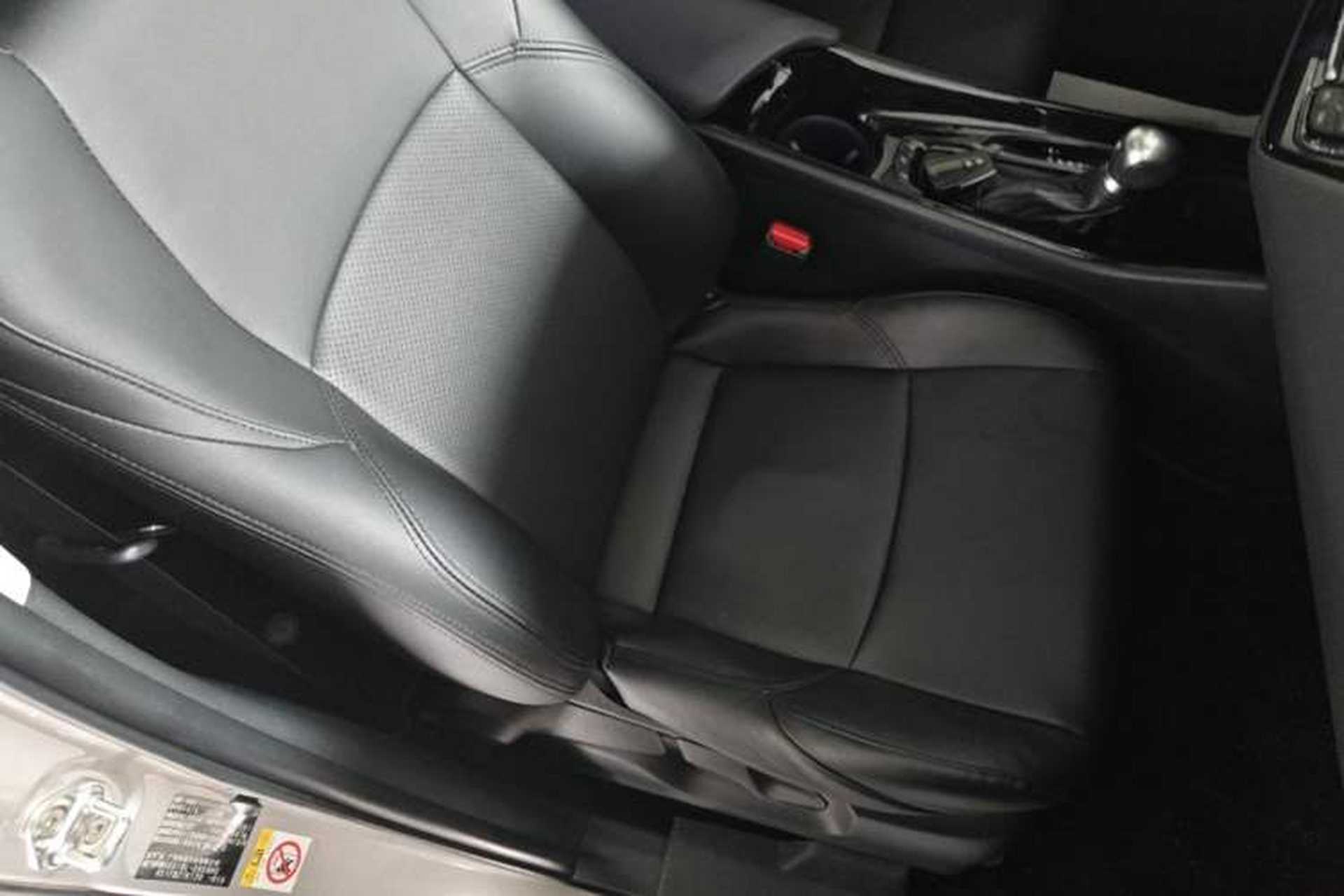 Used Toyota C-HR 2018 2.0L Flagship Sunroof Version China VI Standard Right Front Seat