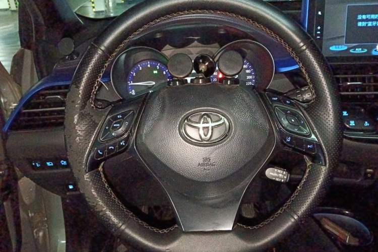 Used Toyota C-HR 2018 2.0L Leading with Sunroof China VI Standard Steering Wheel