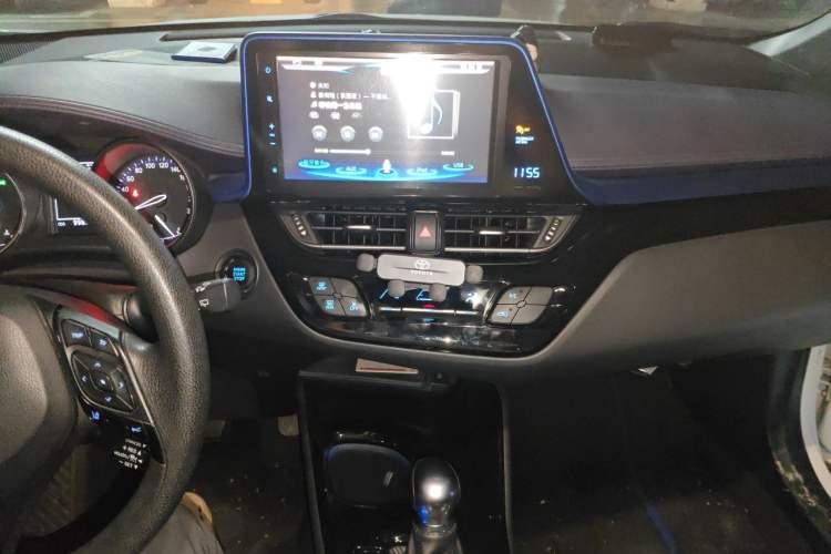Used Toyota C-HR 2018 2.0L Leading with Sunroof China V Standard Audio And AC Panel