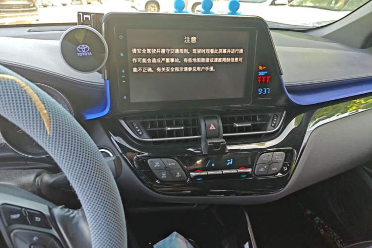 Used Toyota C-HR 2018 2.0L Luxury Sunroof Version China V Emission Standard Audio And AC Panel