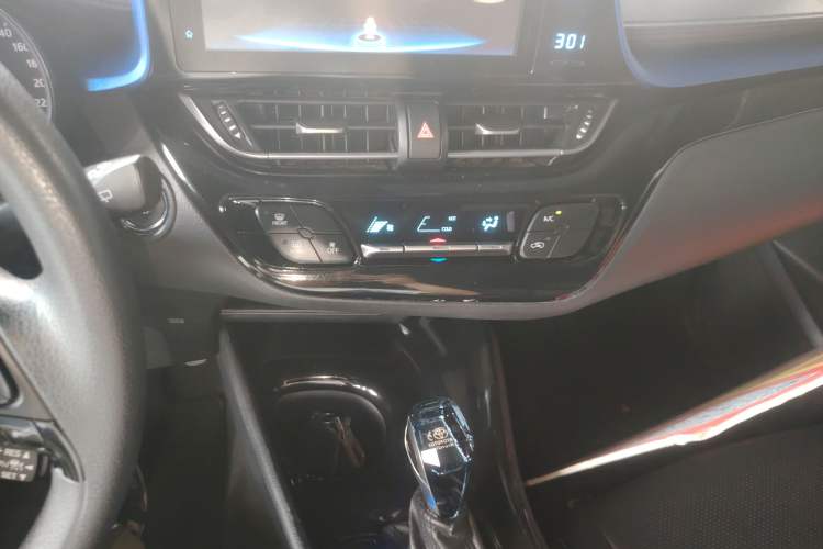 Used Toyota C-HR 2018 2.0L Leading with Sunroof China VI Standard Audio And AC Panel