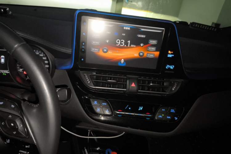 Used Toyota C-HR 2018 2.0L Luxury Sunroof Version China VI Standard Audio And AC Panel