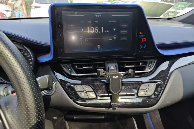 Used Toyota C-HR 2018 2.0L Luxury Sunroof Version China V Emission Standard Audio And AC Panel