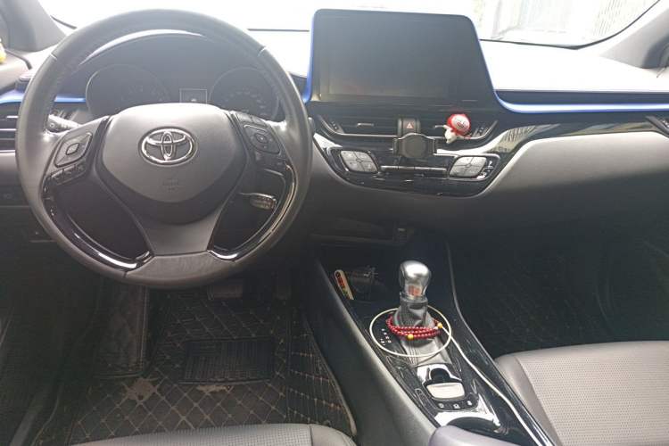 Used Toyota C-HR 2018 2.0L Luxury Sunroof Version China VI Standard Center Console
