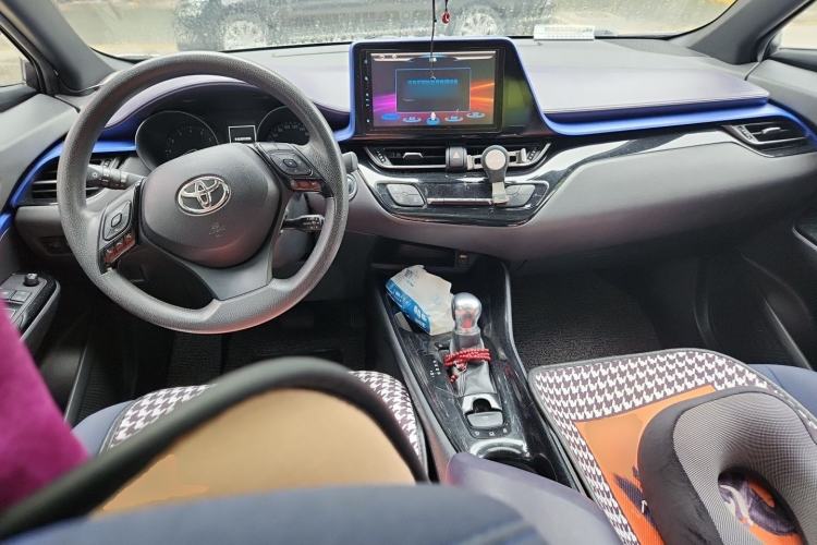 Used Toyota C-HR 2018 2.0L Leading with Sunroof China VI Standard Center Console