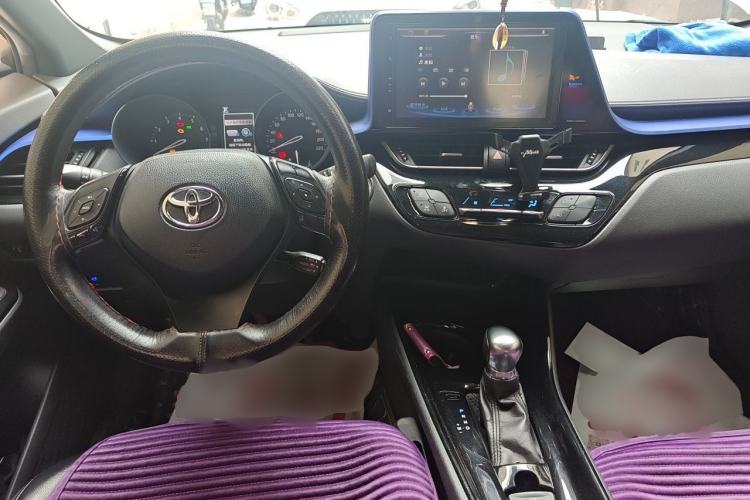 Used Toyota C-HR 2018 2.0L Leading with Sunroof China VI Standard Center Console
