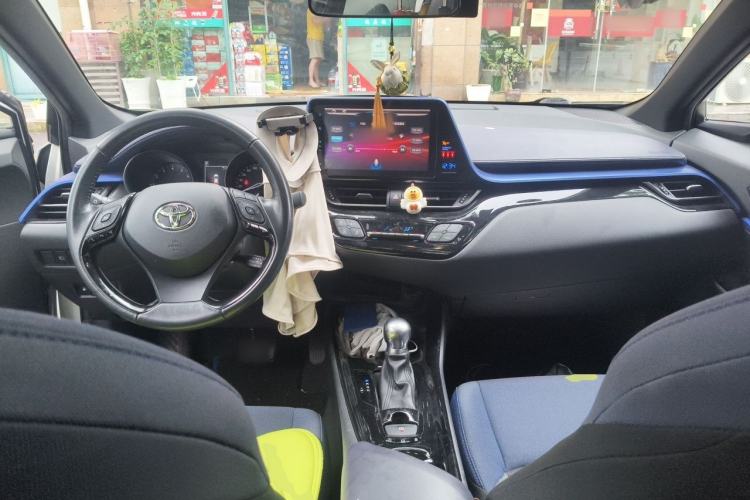 Used Toyota C-HR 2018 2.0L Luxury Sunroof Version China V Emission Standard Center Console