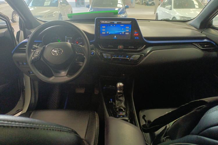 Used Toyota C-HR 2018 2.0L Leading with Sunroof China VI Standard Center Console